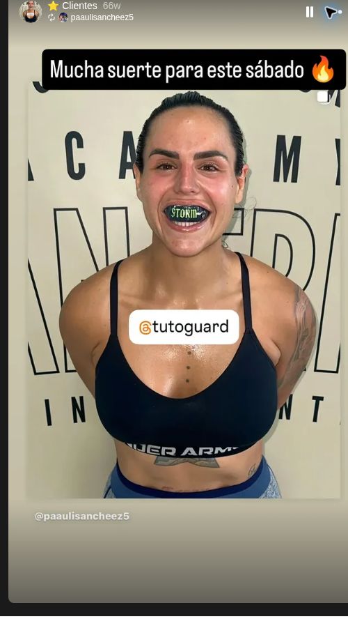 Clienta mostrando un protector bucal personalizado TutoGuard